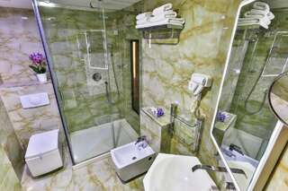 Отель Hotel Nadezda Будва Улучшенный двухместный номер с 1 кроватью и частичным видом на море-2